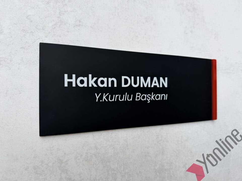 Kırmızı Detaylı Mat Siyah Kapı İsimliği