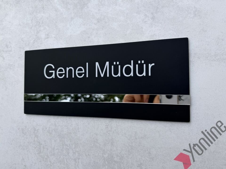 Gümüş Ayna Şeritli Mat Siyah Kapı İsimliği